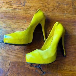 Yellow platform pumps. Stiletto 7.5